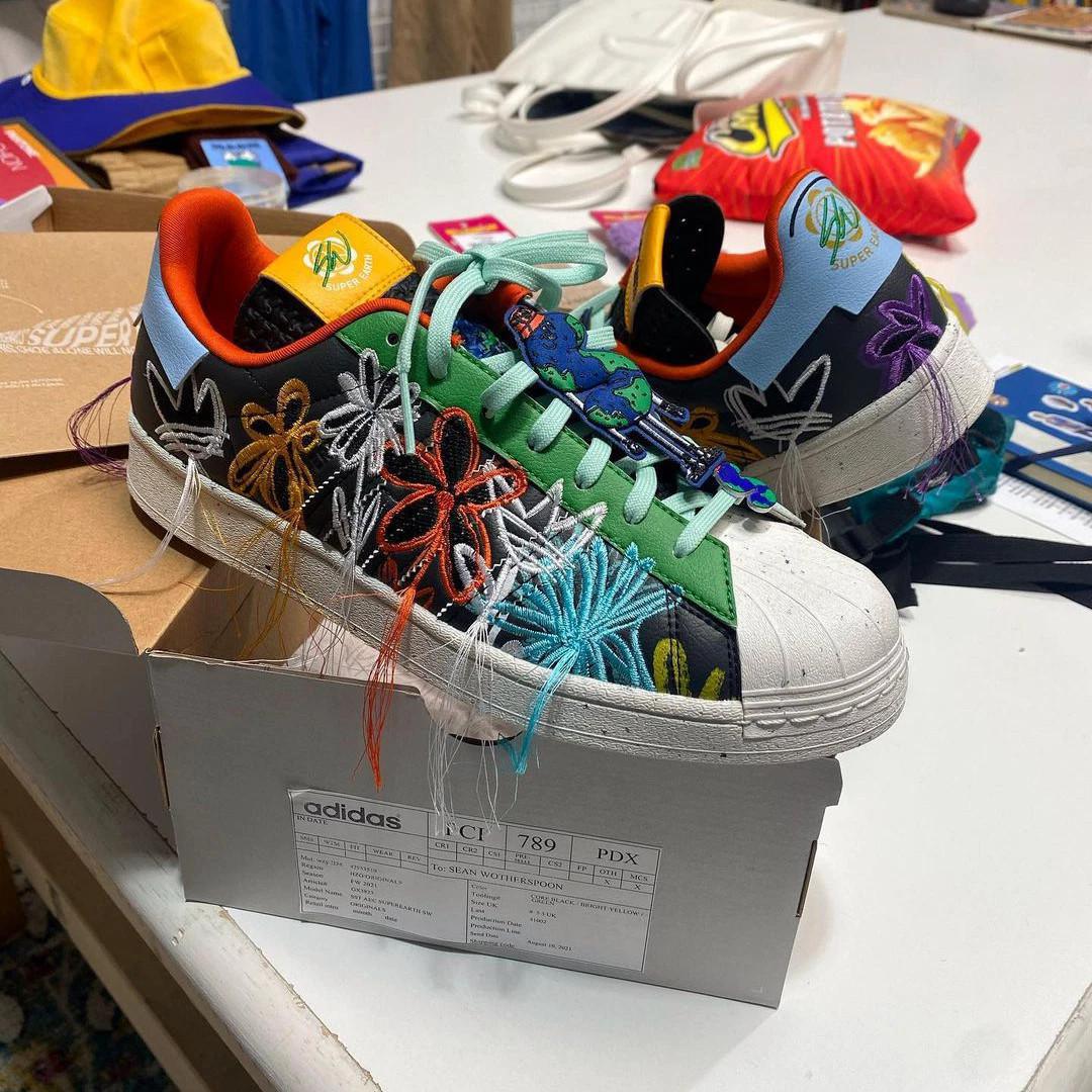 Sean Wotherspoon confirme la sortie de sa Superstar adidas SUPEREARTH en "Core Black". Sean Wotherspoon confirme la sortie de sa Superstar adidas SUPEREARTH en "Core Black".