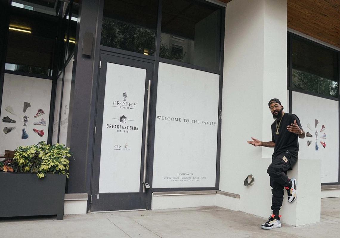 Marcus Jordan annonce une nouvelle collaboration Trophy Room x Air Jordan lors de la réouverture du magasin. Marcus Jordan annonce une nouvelle collaboration Trophy Room x Air Jordan lors de la réouverture du magasin.
