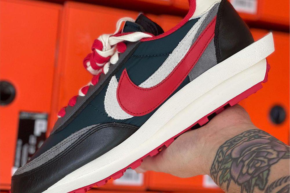 Gros plan sur les modèles sacai x UNDERCOVER x Nike LDWaffle "Midnight Spruce" et "Night Maroon". Gros plan sur les modèles sacai x UNDERCOVER x Nike LDWaffle "Midnight Spruce" et "Night Maroon".