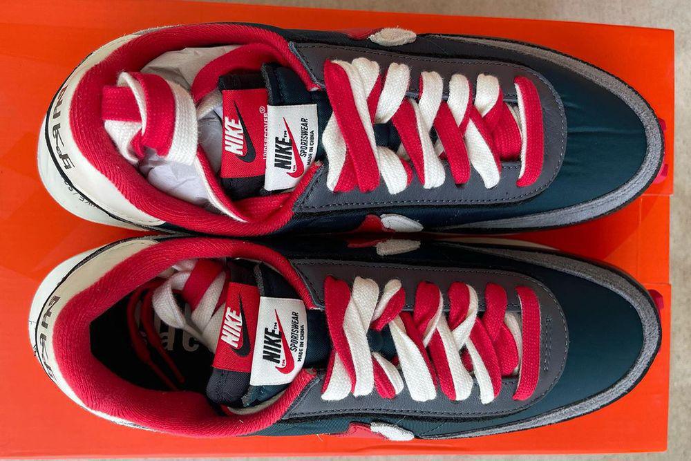 Gros plan sur les modèles sacai x UNDERCOVER x Nike LDWaffle "Midnight Spruce" et "Night Maroon". Gros plan sur les modèles sacai x UNDERCOVER x Nike LDWaffle "Midnight Spruce" et "Night Maroon".