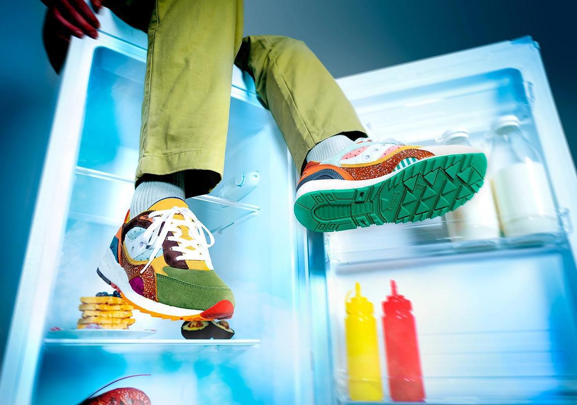 La Saucony Shadow 6000 "Food Fight" poursuit la série de sorties sur le thème de la gastronomie. La Saucony Shadow 6000 "Food Fight" poursuit la série de sorties sur le thème de la gastronomie.