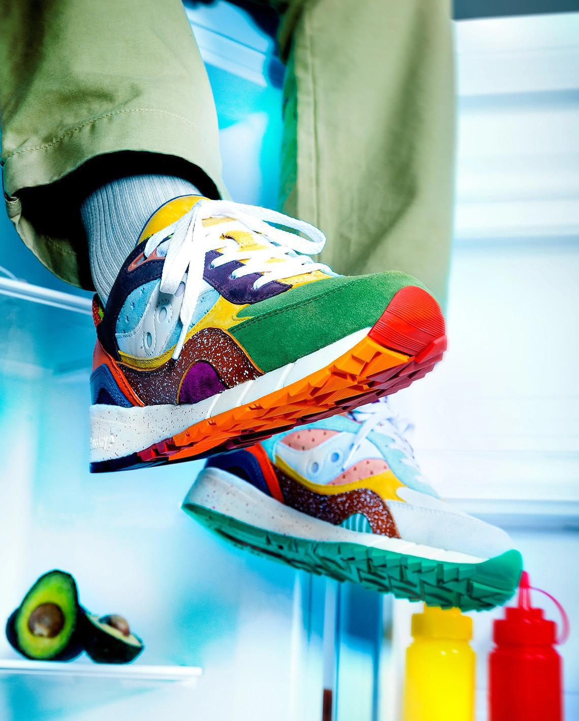 La Saucony Shadow 6000 "Food Fight" poursuit la série de sorties sur le thème de la gastronomie. La Saucony Shadow 6000 "Food Fight" poursuit la série de sorties sur le thème de la gastronomie.