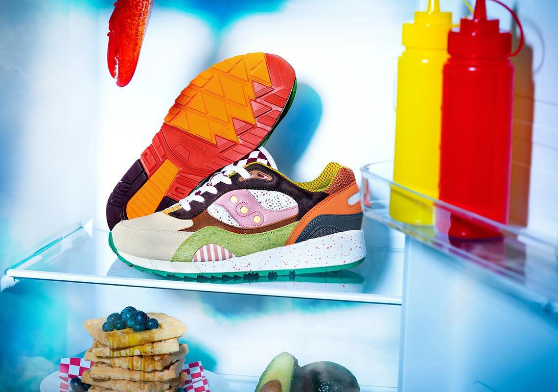 La Saucony Shadow 6000 "Food Fight" poursuit la série de sorties sur le thème de la gastronomie. La Saucony Shadow 6000 "Food Fight" poursuit la série de sorties sur le thème de la gastronomie.
