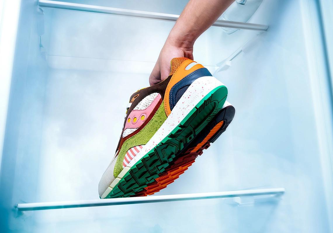 La Saucony Shadow 6000 "Food Fight" poursuit la série de sorties sur le thème de la gastronomie. La Saucony Shadow 6000 "Food Fight" poursuit la série de sorties sur le thème de la gastronomie.