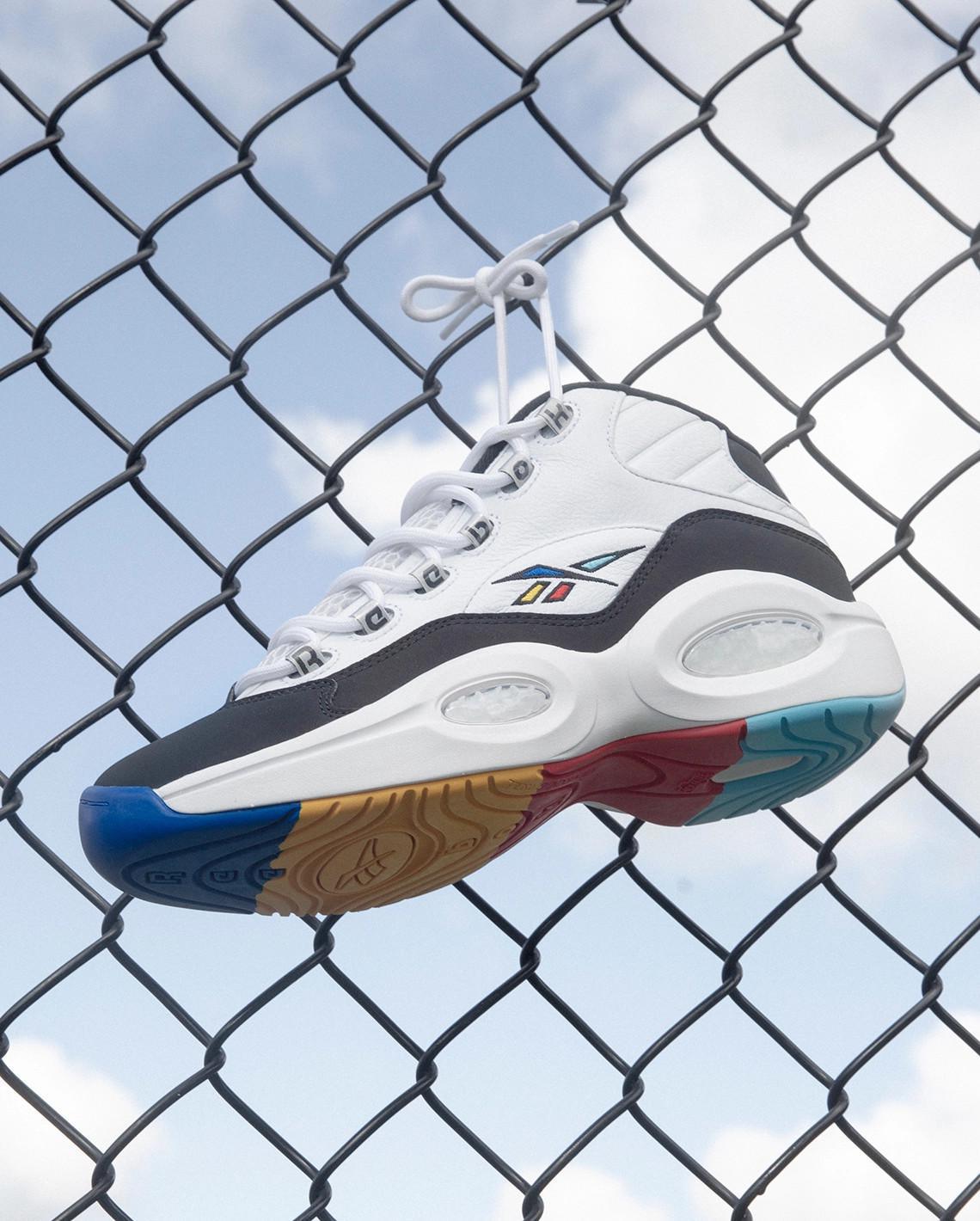 La Reebok Question Mid "Class Of 16" célèbre le 5e anniversaire de l'intronisation d'Iverson au Hall of Fame. La Reebok Question Mid "Class Of 16" célèbre le 5e anniversaire de l'intronisation d'Iverson au Hall of Fame.