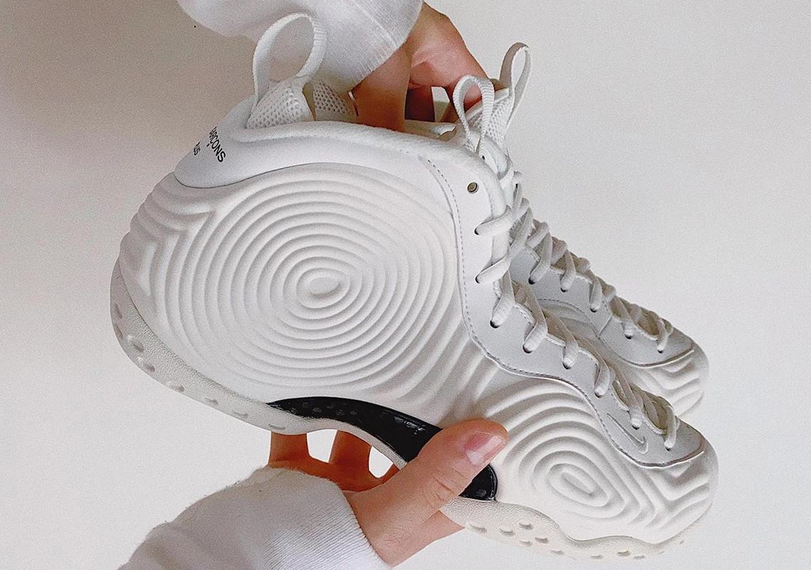 Vue détaillée de la COMME des GARÇONS x Nike Air Foamposite en blanc Vue détaillée de la COMME des GARÇONS x Nike Air Foamposite en blanc