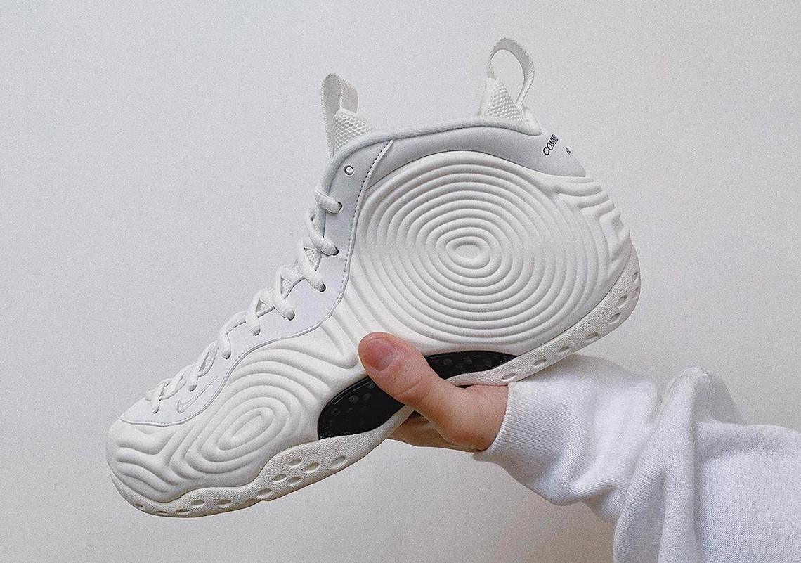 Vue détaillée de la COMME des GARÇONS x Nike Air Foamposite en blanc Vue détaillée de la COMME des GARÇONS x Nike Air Foamposite en blanc
