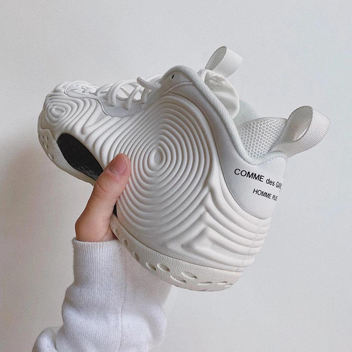 Vue détaillée de la COMME des GARÇONS x Nike Air Foamposite en blanc Vue détaillée de la COMME des GARÇONS x Nike Air Foamposite en blanc
