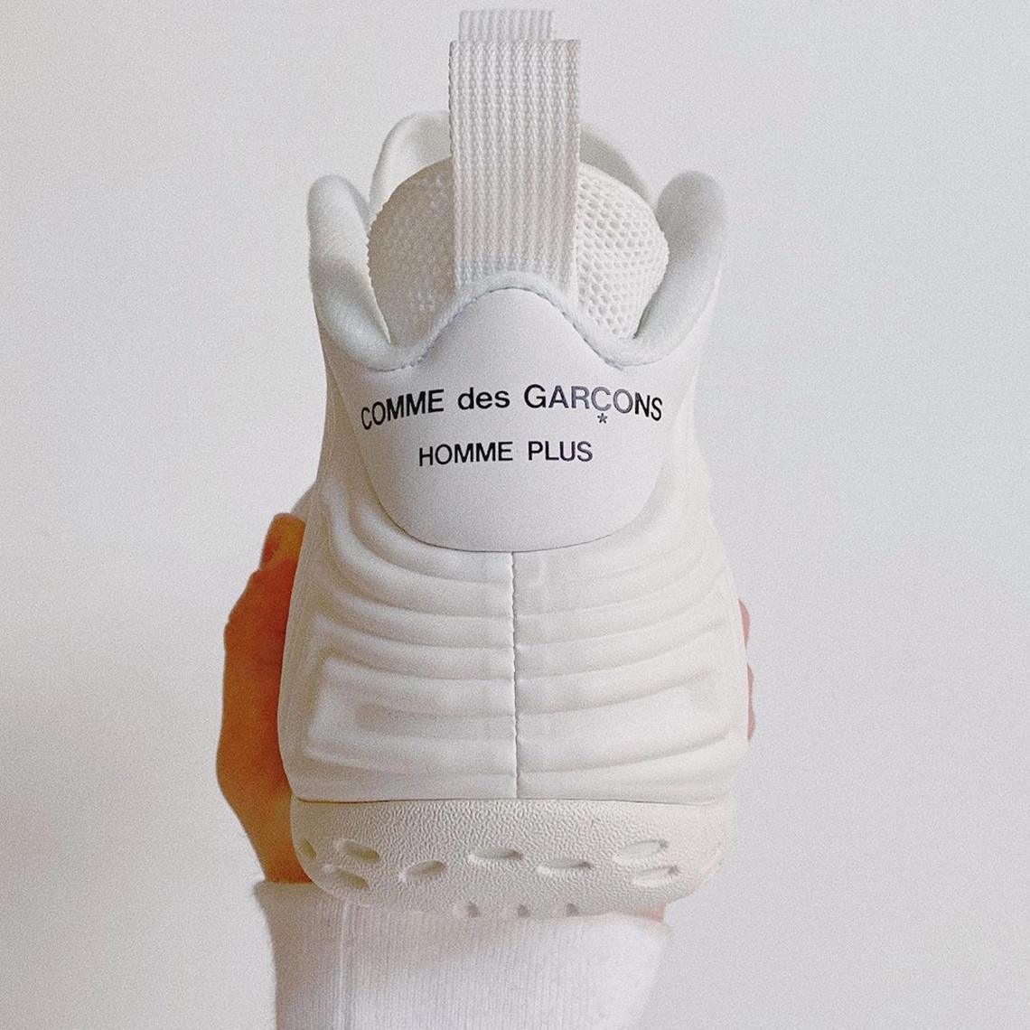 Vue détaillée de la COMME des GARÇONS x Nike Air Foamposite en blanc Vue détaillée de la COMME des GARÇONS x Nike Air Foamposite en blanc