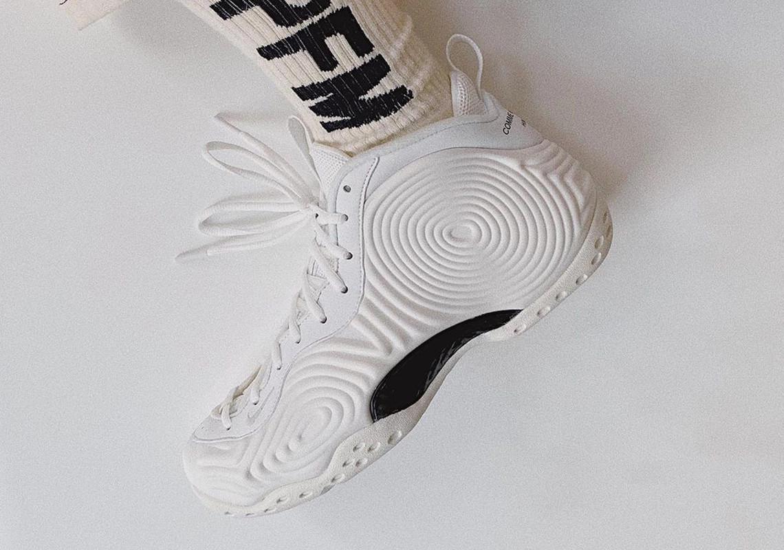 Vue détaillée de la COMME des GARÇONS x Nike Air Foamposite en blanc Vue détaillée de la COMME des GARÇONS x Nike Air Foamposite en blanc