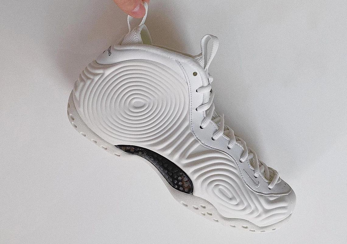 Vue détaillée de la COMME des GARÇONS x Nike Air Foamposite en blanc