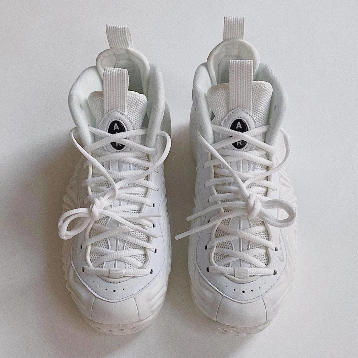Vue détaillée de la COMME des GARÇONS x Nike Air Foamposite en blanc