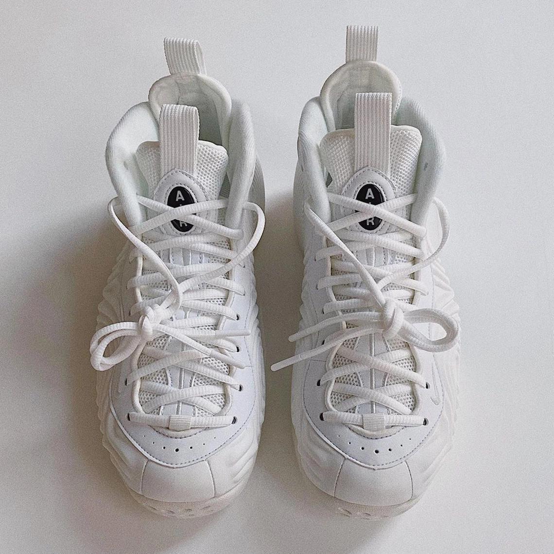 Vue détaillée de la COMME des GARÇONS x Nike Air Foamposite en blanc Vue détaillée de la COMME des GARÇONS x Nike Air Foamposite en blanc