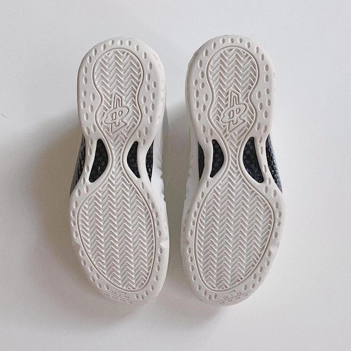 Vue détaillée de la COMME des GARÇONS x Nike Air Foamposite en blanc Vue détaillée de la COMME des GARÇONS x Nike Air Foamposite en blanc
