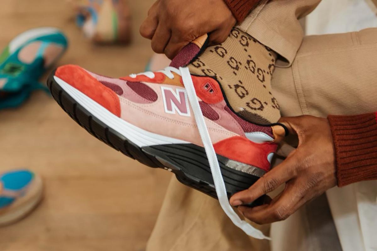 Steelo Brim et le modèle Joe Freshgoods x New Balance 992 "No Emotions Are Emotions". Steelo Brim et le modèle Joe Freshgoods x New Balance 992 "No Emotions Are Emotions".