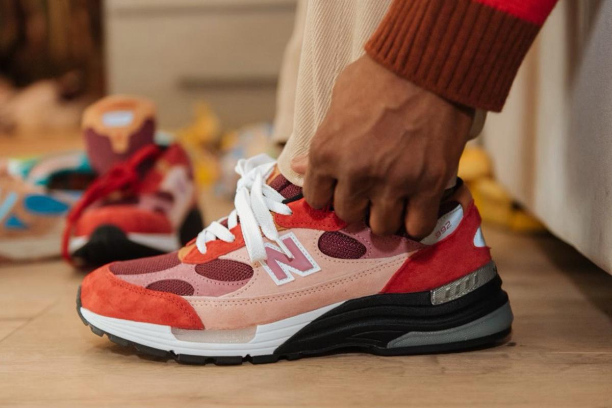 Steelo Brim et le modèle Joe Freshgoods x New Balance 992 "No Emotions Are Emotions". Steelo Brim et le modèle Joe Freshgoods x New Balance 992 "No Emotions Are Emotions".