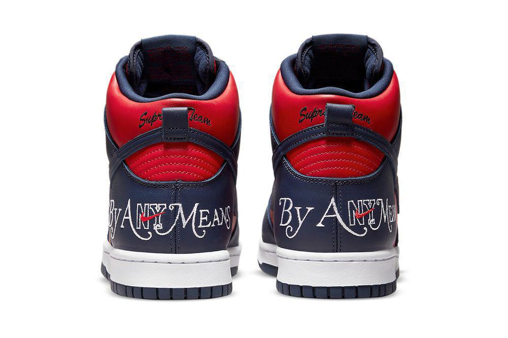 Supreme x Nike SB Dunk High "By Any Means" en "Navy/Red".