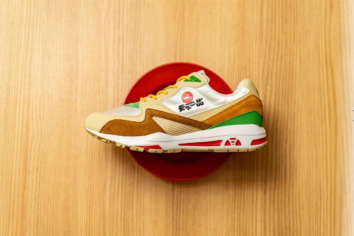 La célèbre chaîne de ramen de Kyoto et Le Coq Sportif s'associent pour créer des baskets inspirées des nouilles. La célèbre chaîne de ramen de Kyoto et Le Coq Sportif s'associent pour créer des baskets inspirées des nouilles.