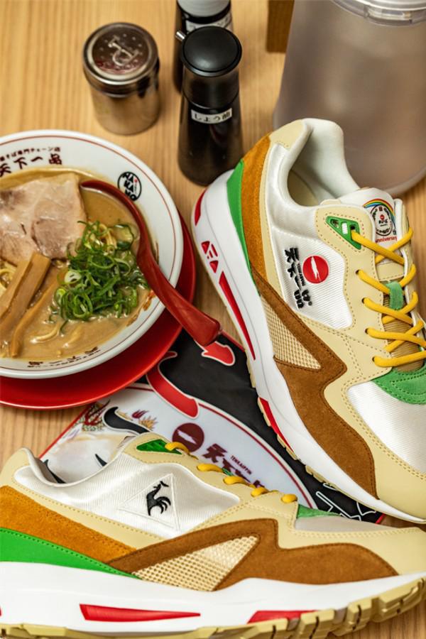 La célèbre chaîne de ramen de Kyoto et Le Coq Sportif s'associent pour créer des baskets inspirées des nouilles. La célèbre chaîne de ramen de Kyoto et Le Coq Sportif s'associent pour créer des baskets inspirées des nouilles.