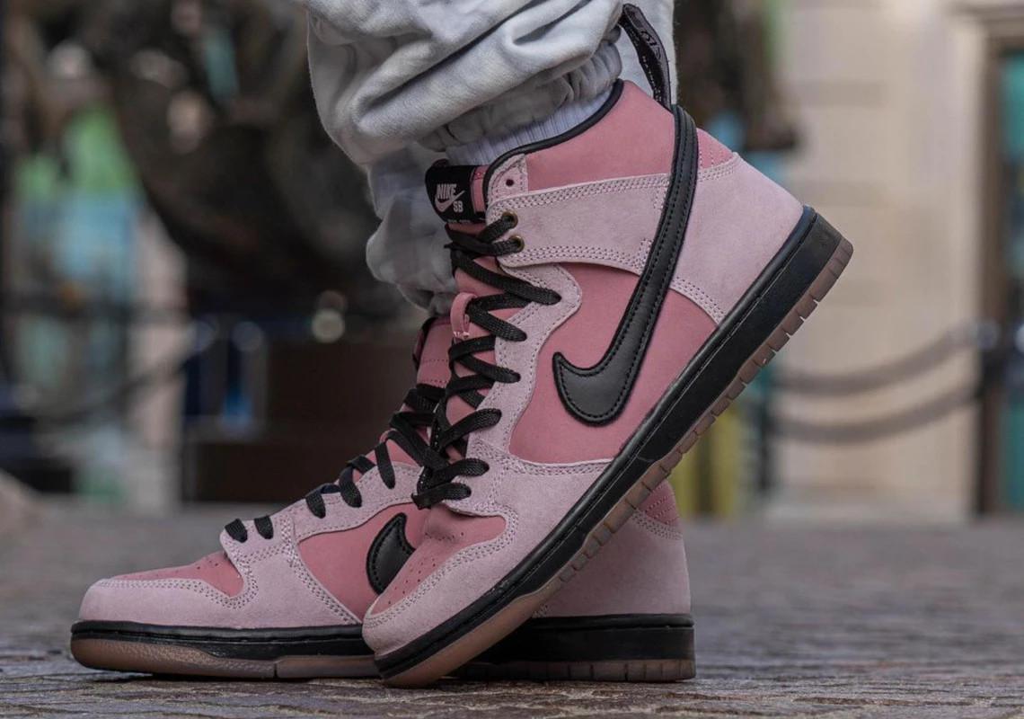 Le magasin de skates KCDC de Brooklyn, fête ses 20 ans avec un Dunk High Nike SB rose.