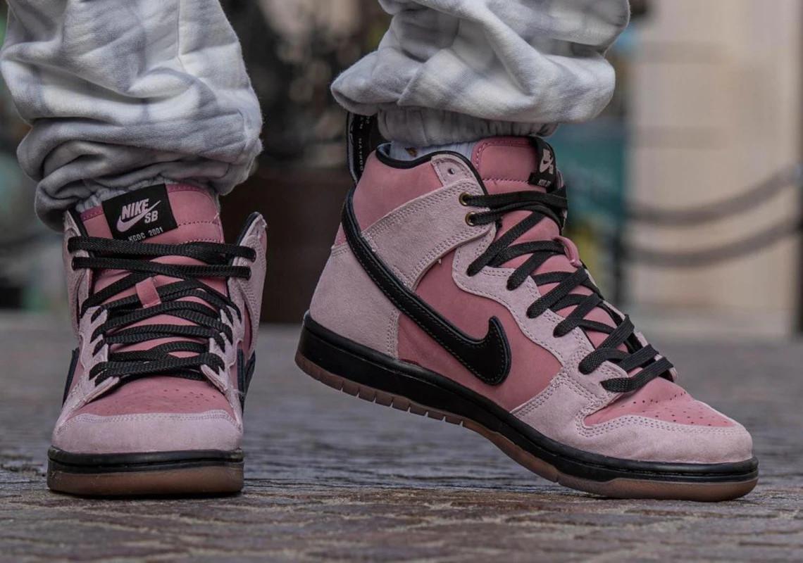 Le magasin de skates KCDC de Brooklyn, fête ses 20 ans avec un Dunk High Nike SB rose.