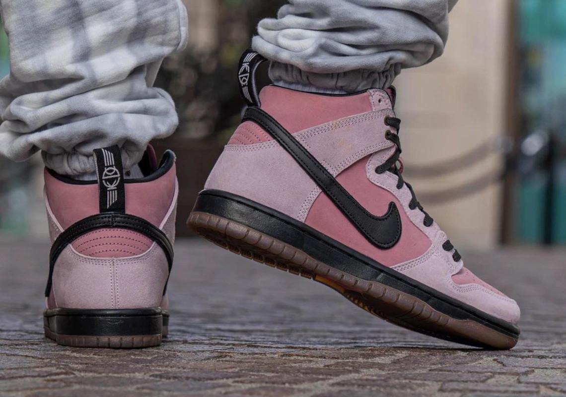 Le magasin de skates KCDC de Brooklyn, fête ses 20 ans avec un Dunk High Nike SB rose.