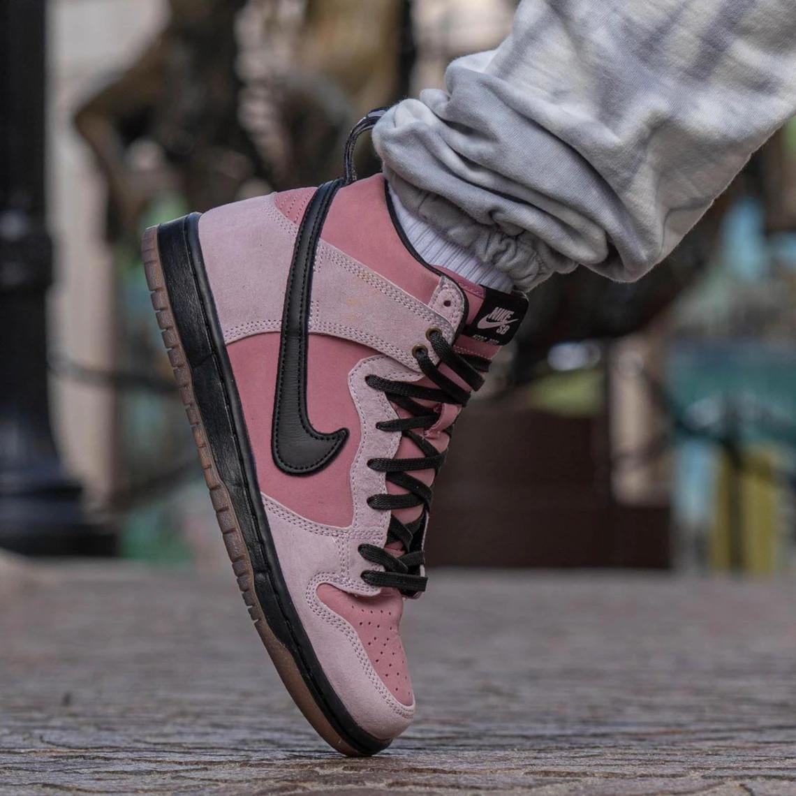 Le magasin de skates KCDC de Brooklyn, fête ses 20 ans avec un Dunk High Nike SB rose.