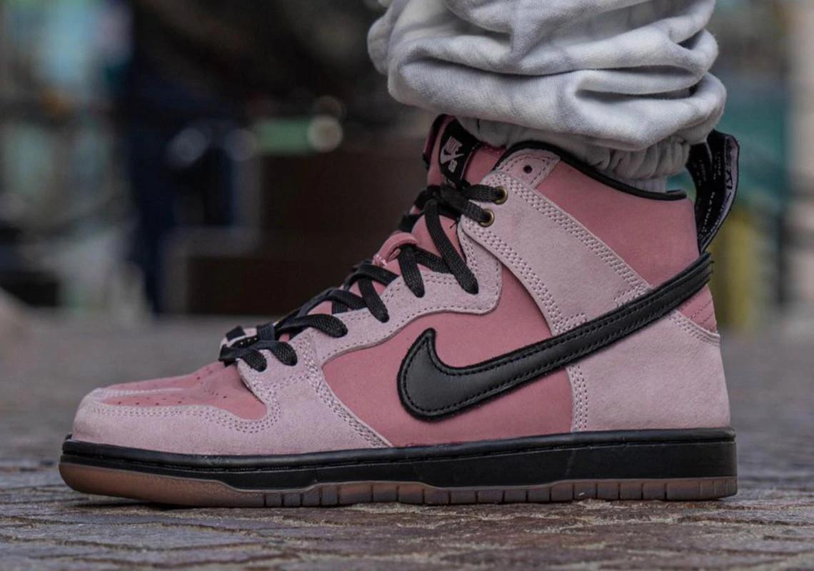 Le magasin de skates KCDC de Brooklyn, fête ses 20 ans avec un Dunk High Nike SB rose.