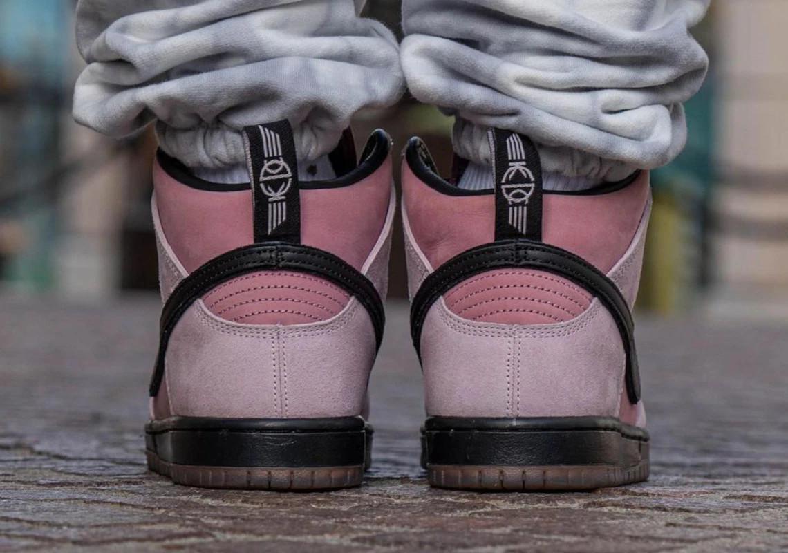 Le magasin de skates KCDC de Brooklyn, fête ses 20 ans avec un Dunk High Nike SB rose.