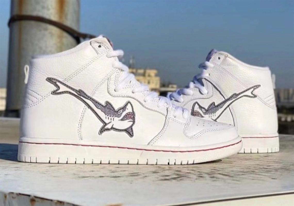 La Dunk High "Shark" Oski x Nike SB revient bientôt en blanc. La Dunk High "Shark" Oski x Nike SB revient bientôt en blanc.