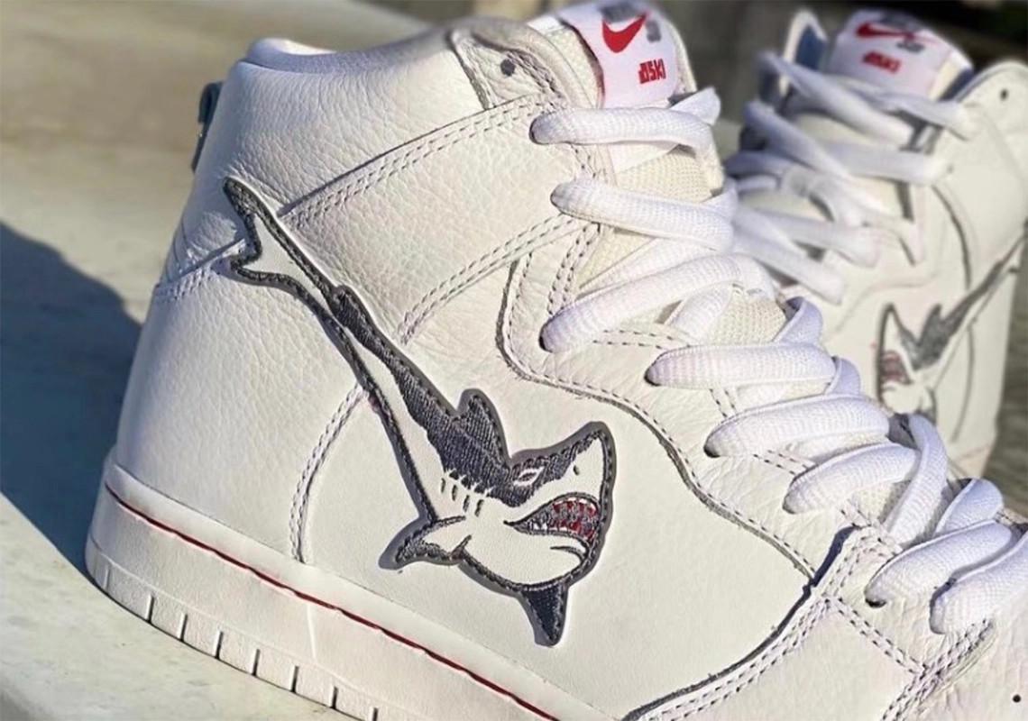 La Dunk High "Shark" Oski x Nike SB revient bientôt en blanc. La Dunk High "Shark" Oski x Nike SB revient bientôt en blanc.