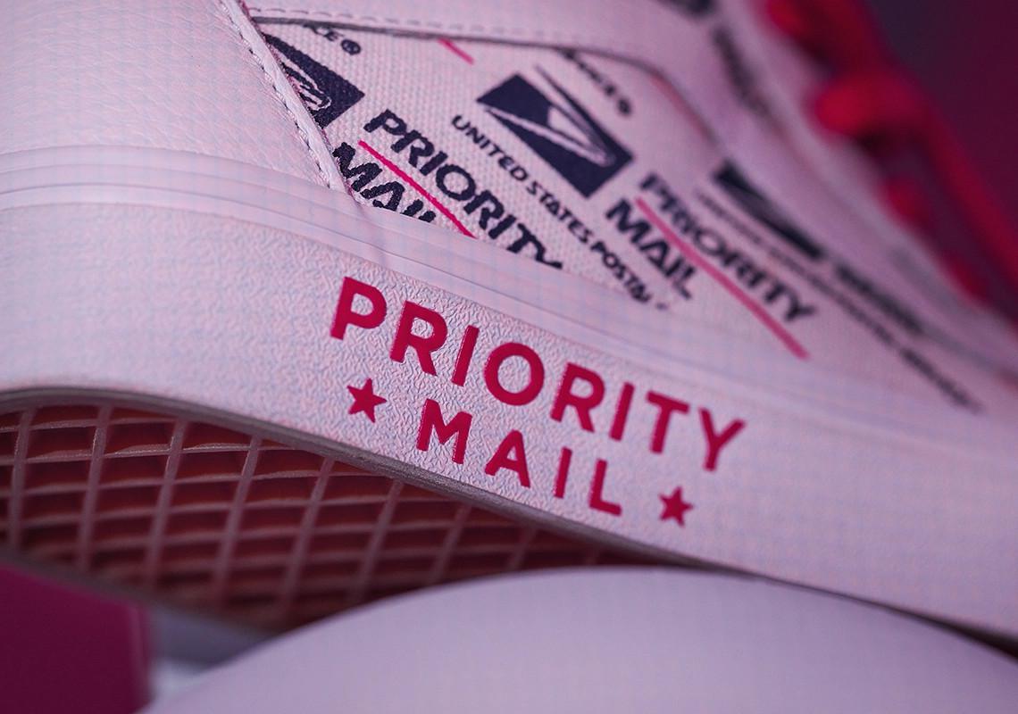 Livraison confirmée : Vans et USPS s'apprêtent à lancer une collection sous licence officielle. Livraison confirmée : Vans et USPS s'apprêtent à lancer une collection sous licence officielle.