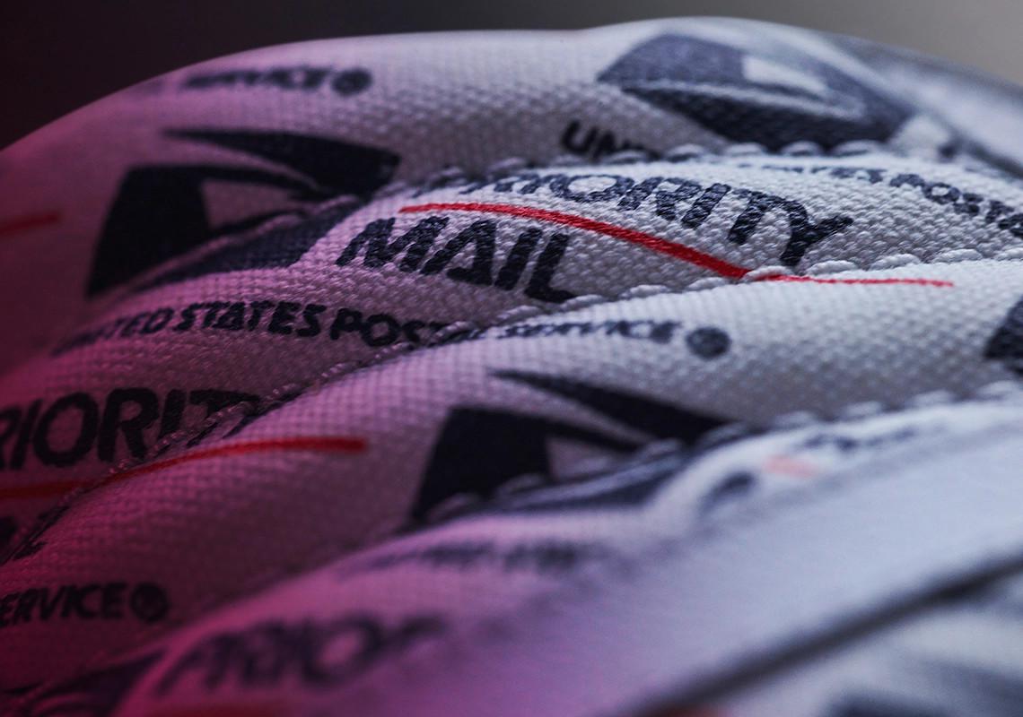 Livraison confirmée : Vans et USPS s'apprêtent à lancer une collection sous licence officielle. Livraison confirmée : Vans et USPS s'apprêtent à lancer une collection sous licence officielle.