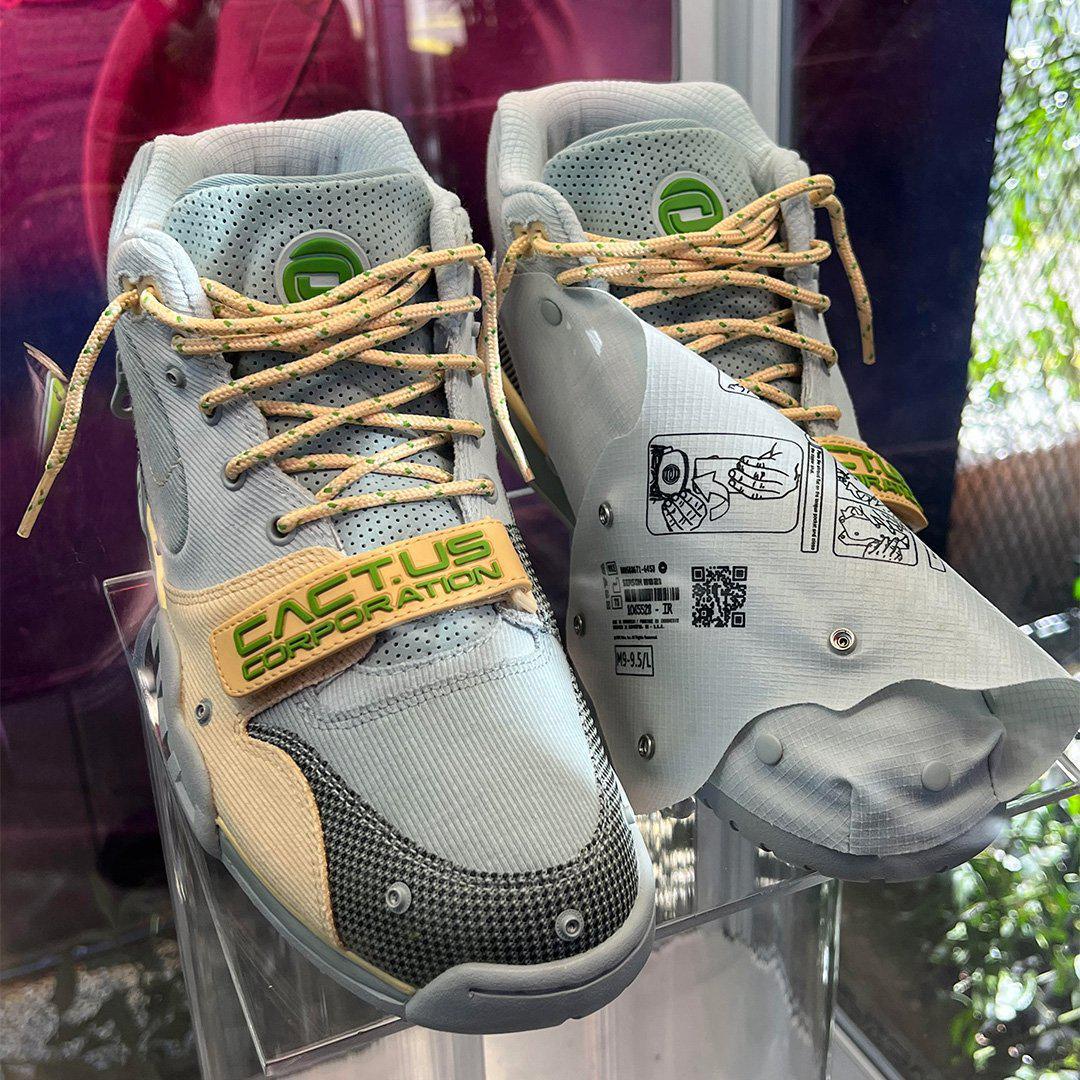 Vue détaillée de la Travis Scott x Nike Air Trainer 1 "Light Smoke Grey". Vue détaillée de la Travis Scott x Nike Air Trainer 1 "Light Smoke Grey".