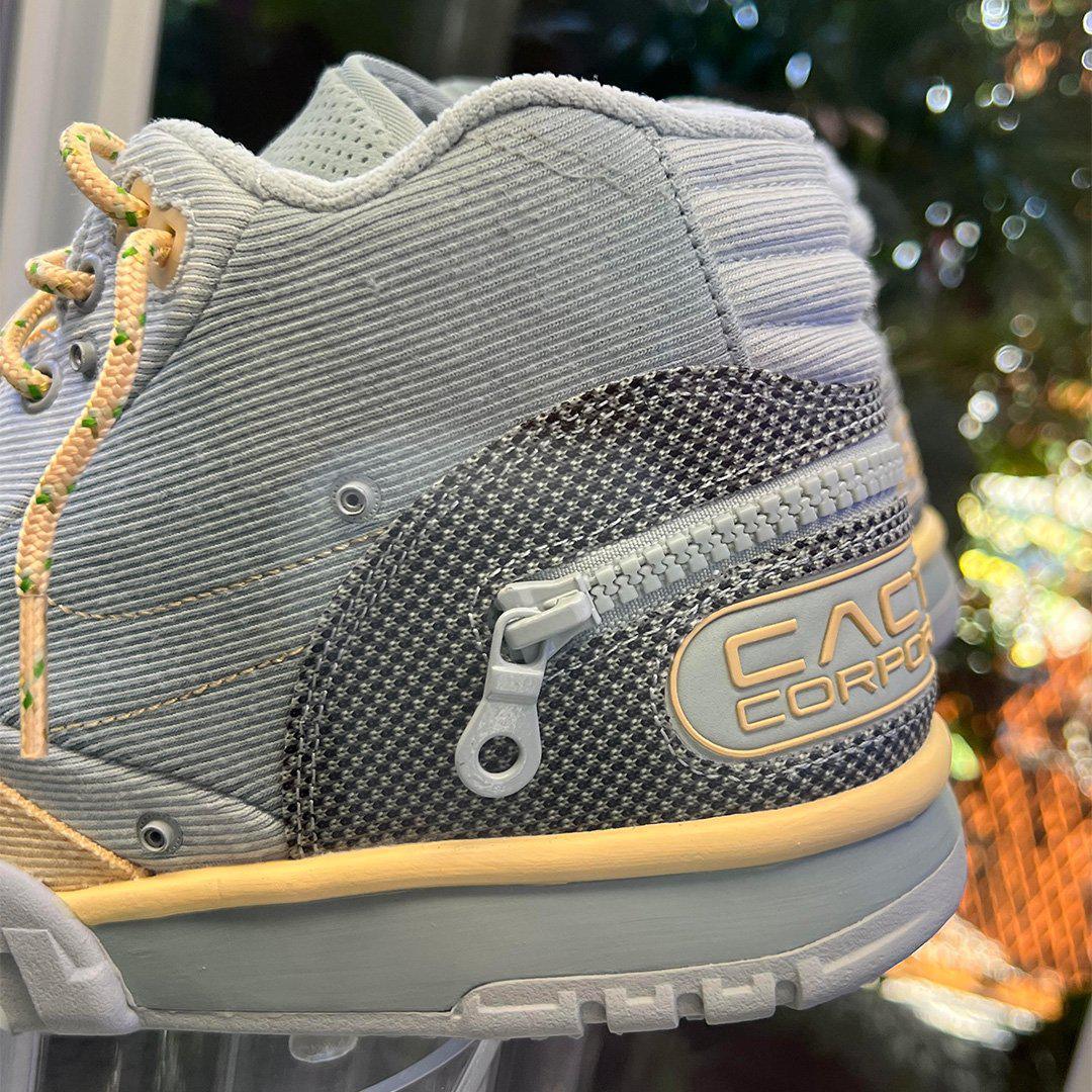 Vue détaillée de la Travis Scott x Nike Air Trainer 1 "Light Smoke Grey". Vue détaillée de la Travis Scott x Nike Air Trainer 1 "Light Smoke Grey".