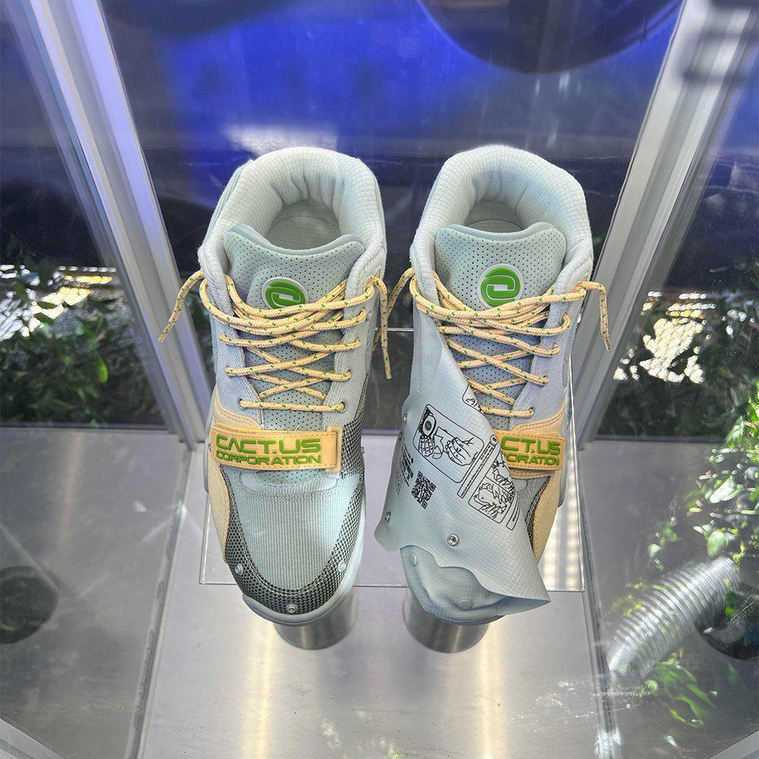 Vue détaillée de la Travis Scott x Nike Air Trainer 1 "Light Smoke Grey". Vue détaillée de la Travis Scott x Nike Air Trainer 1 "Light Smoke Grey".