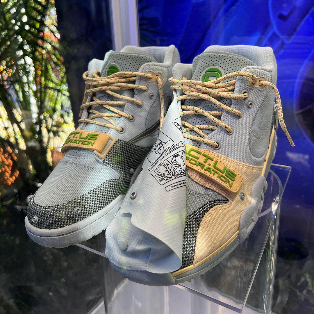 Vue détaillée de la Travis Scott x Nike Air Trainer 1 "Light Smoke Grey". Vue détaillée de la Travis Scott x Nike Air Trainer 1 "Light Smoke Grey".