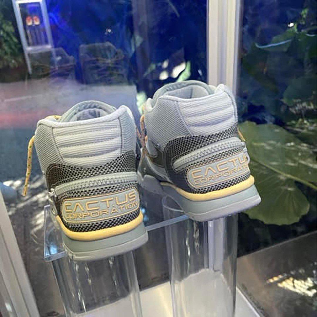 Vue détaillée de la Travis Scott x Nike Air Trainer 1 "Light Smoke Grey".