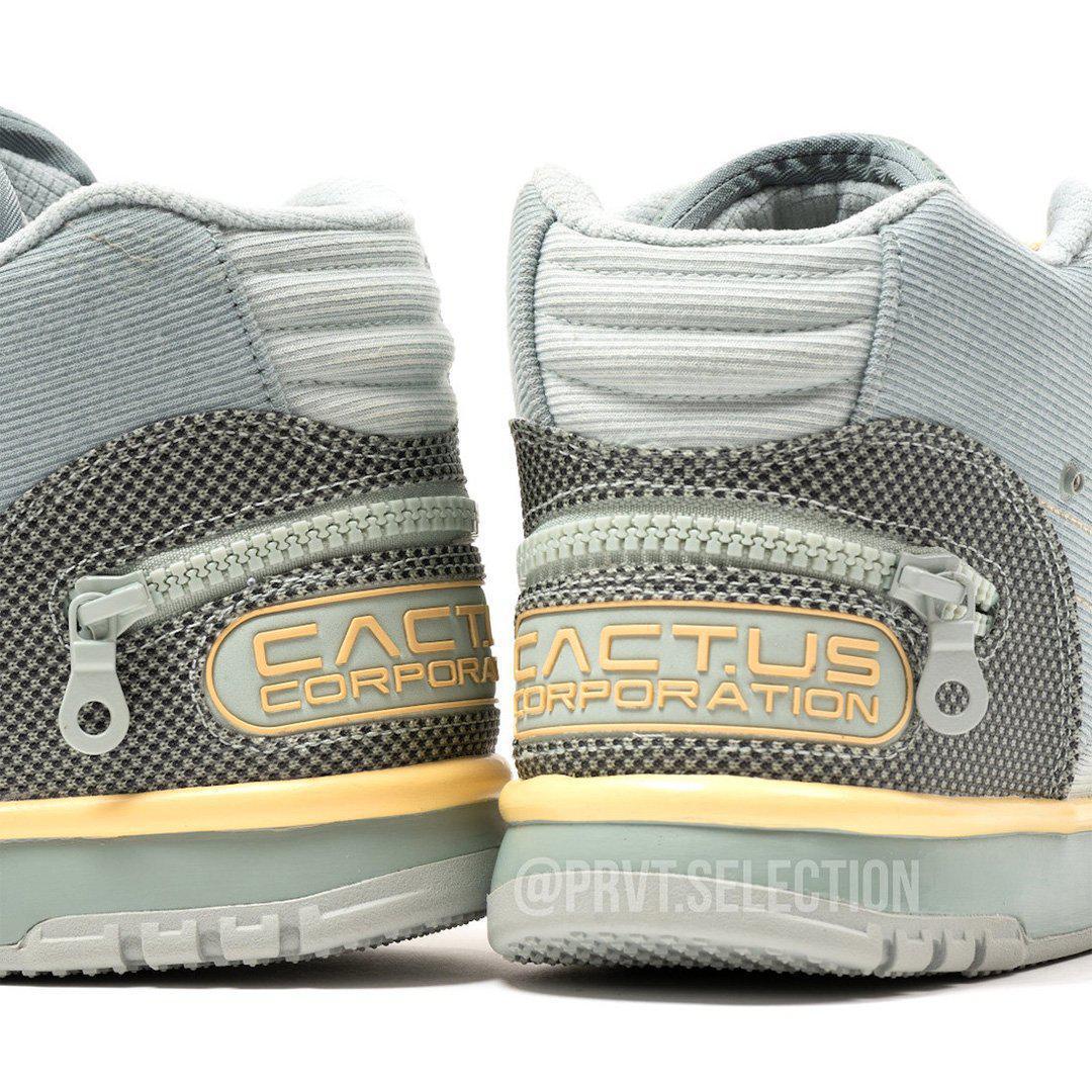 Vue détaillée de la Travis Scott x Nike Air Trainer 1 "Light Smoke Grey". Vue détaillée de la Travis Scott x Nike Air Trainer 1 "Light Smoke Grey".