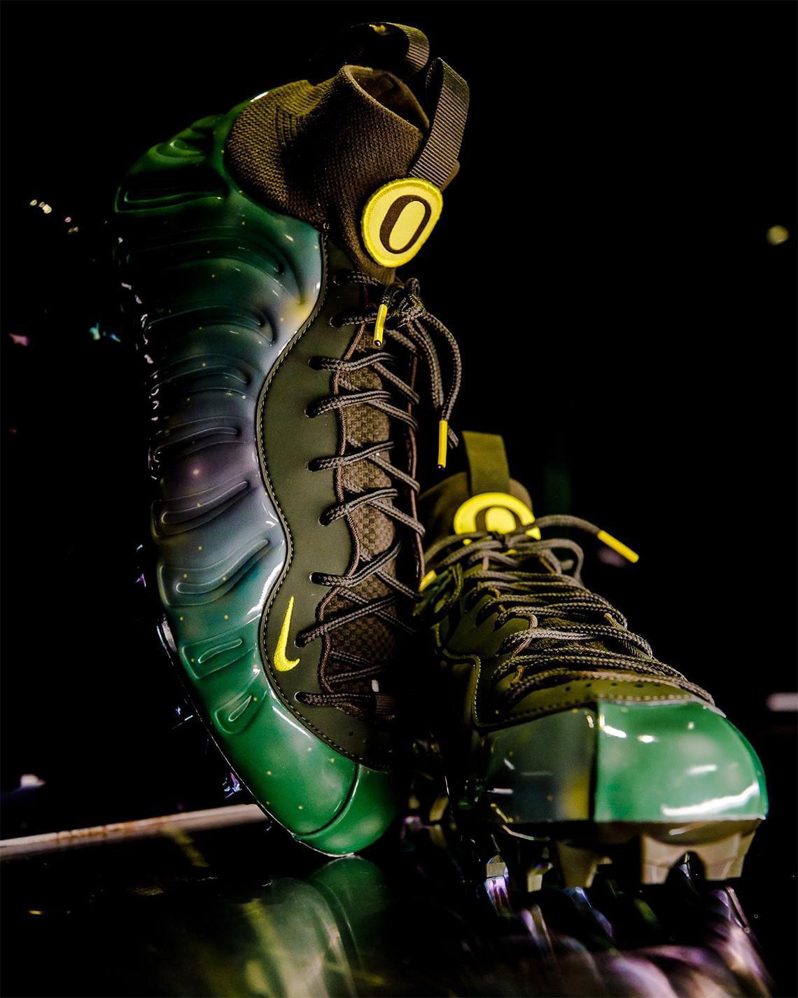 Nike offre aux Ducks de l'Oregon des chaussures à crampons Vaporposite "Galaxy" pour le match du championnat Pac-12 Nike offre aux Ducks de l'Oregon des chaussures à crampons Vaporposite "Galaxy" pour le match du championnat Pac-12