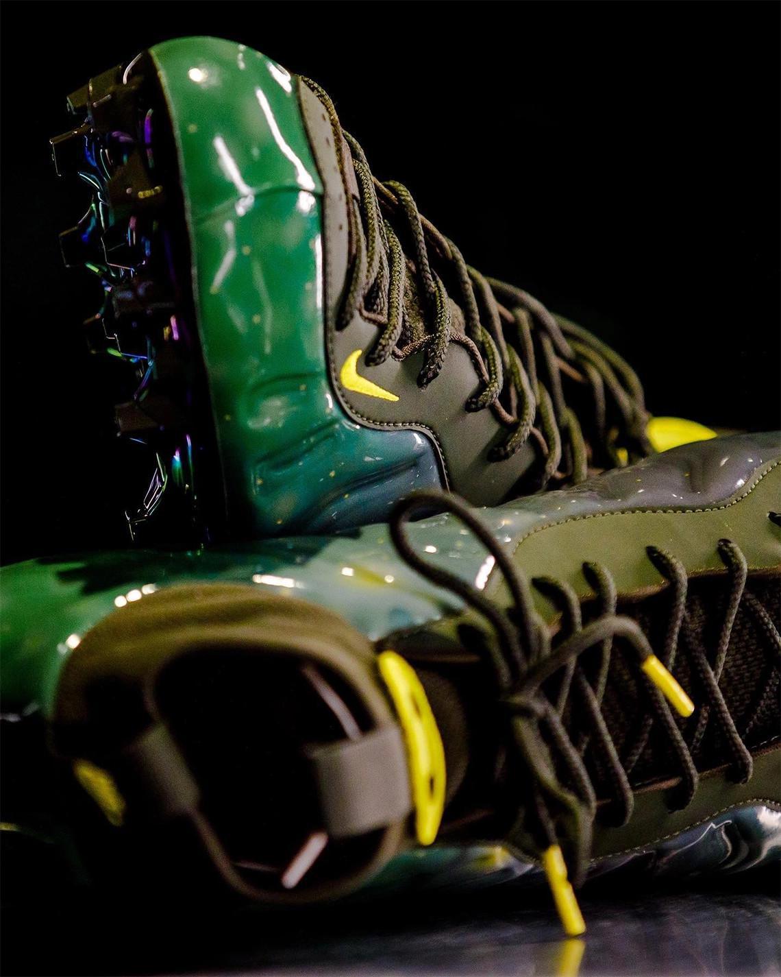 Nike offre aux Ducks de l'Oregon des chaussures à crampons Vaporposite "Galaxy" pour le match du championnat Pac-12 Nike offre aux Ducks de l'Oregon des chaussures à crampons Vaporposite "Galaxy" pour le match du championnat Pac-12