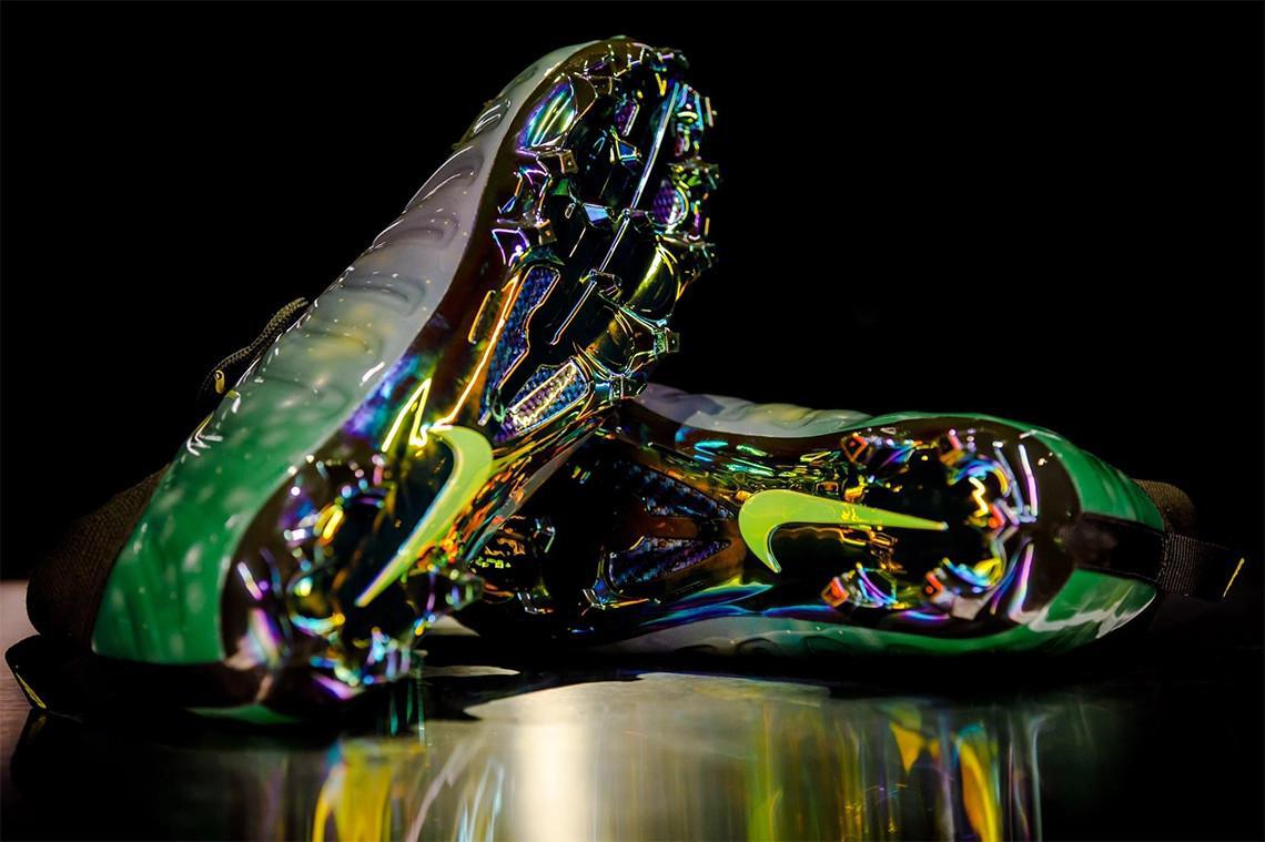 Nike offre aux Ducks de l'Oregon des chaussures à crampons Vaporposite "Galaxy" pour le match du championnat Pac-12