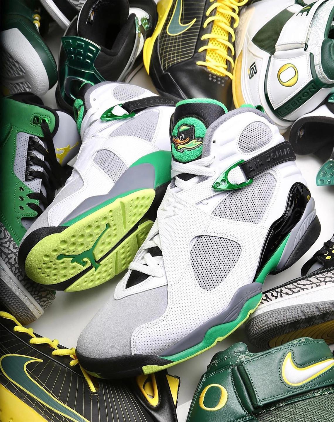 Une Air Jordan 8 PE conçue par Tinker Hatfield pour les Ducks de l'Oregon fait son apparition. Une Air Jordan 8 PE conçue par Tinker Hatfield pour les Ducks de l'Oregon fait son apparition.