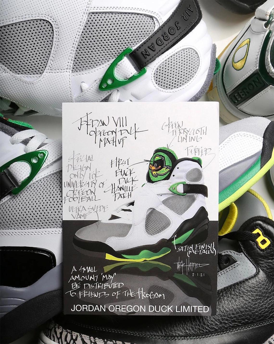 Une Air Jordan 8 PE conçue par Tinker Hatfield pour les Ducks de l'Oregon fait son apparition. Une Air Jordan 8 PE conçue par Tinker Hatfield pour les Ducks de l'Oregon fait son apparition.