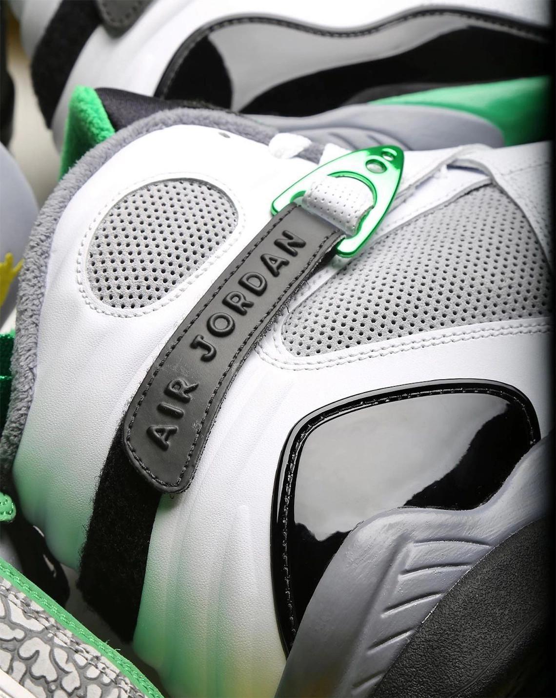 Une Air Jordan 8 PE conçue par Tinker Hatfield pour les Ducks de l'Oregon fait son apparition. Une Air Jordan 8 PE conçue par Tinker Hatfield pour les Ducks de l'Oregon fait son apparition.