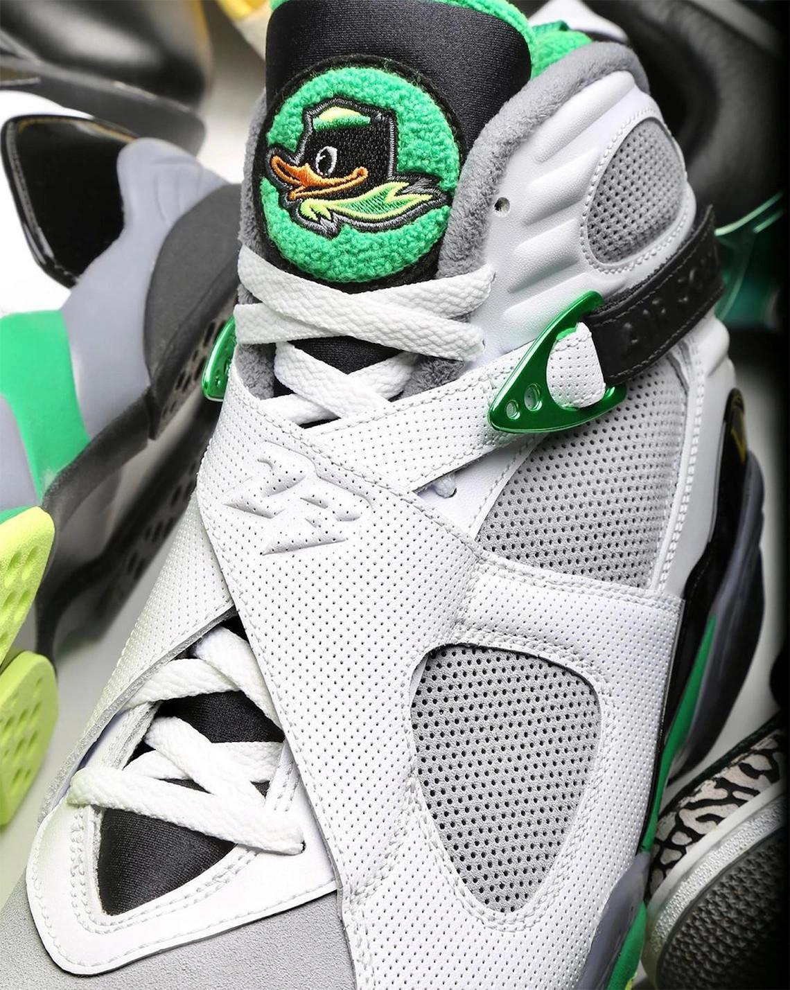 Une Air Jordan 8 PE conçue par Tinker Hatfield pour les Ducks de l'Oregon fait son apparition.