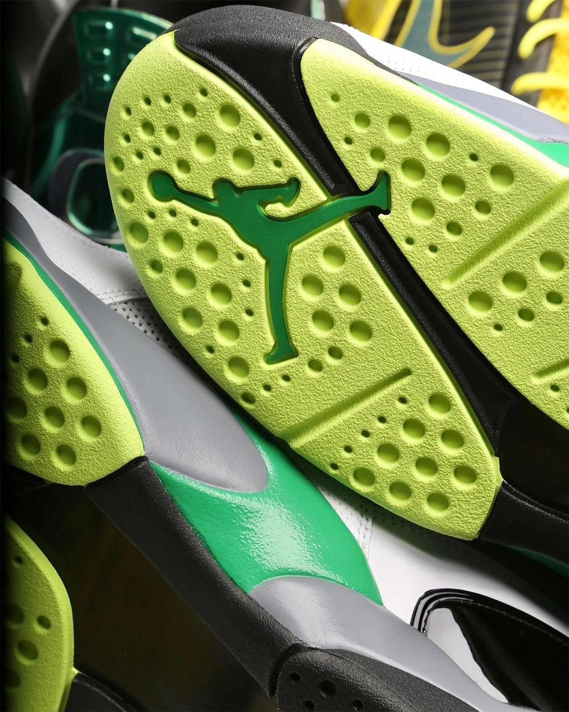 Une Air Jordan 8 PE conçue par Tinker Hatfield pour les Ducks de l'Oregon fait son apparition. Une Air Jordan 8 PE conçue par Tinker Hatfield pour les Ducks de l'Oregon fait son apparition.