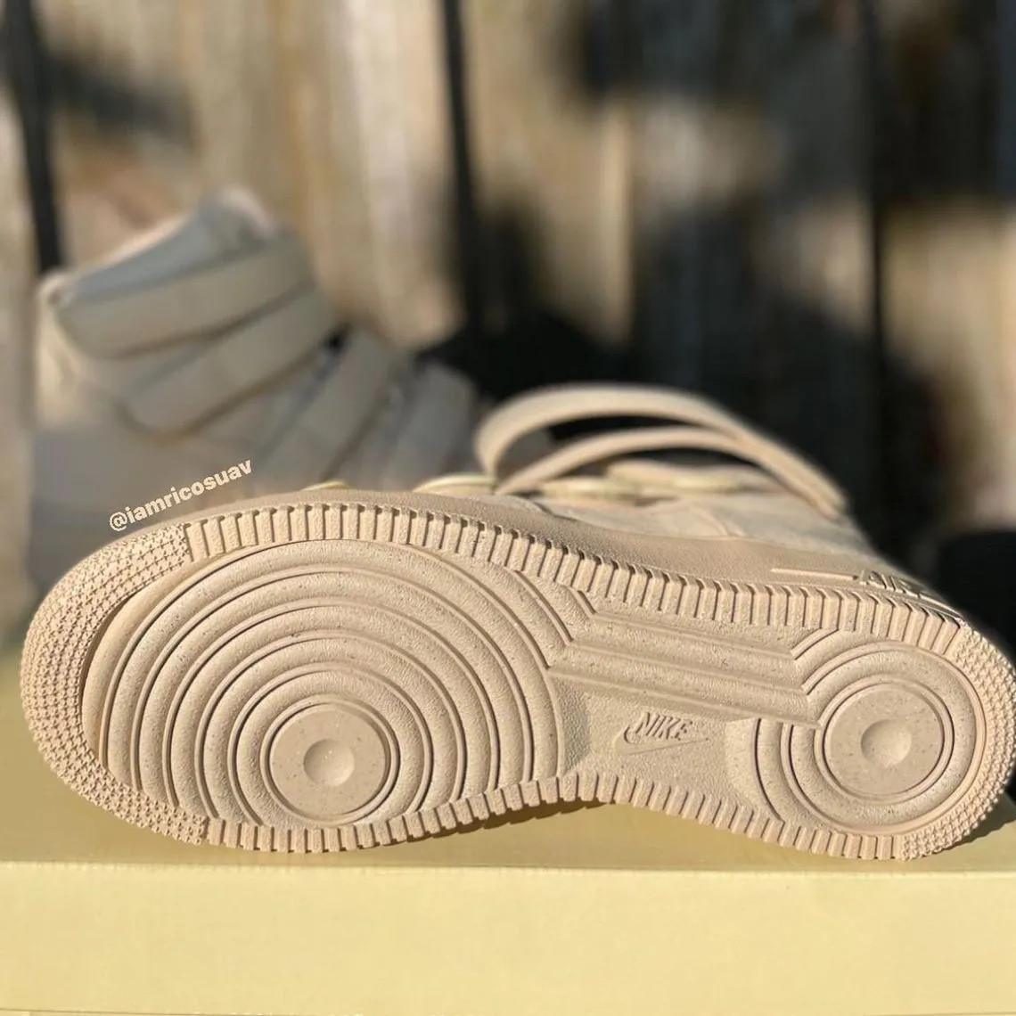 Premier regard sur le modèle Billie Eilish x Nike Air Force 1 High 07 SP Mushroom. Premier regard sur le modèle Billie Eilish x Nike Air Force 1 High 07 SP Mushroom.