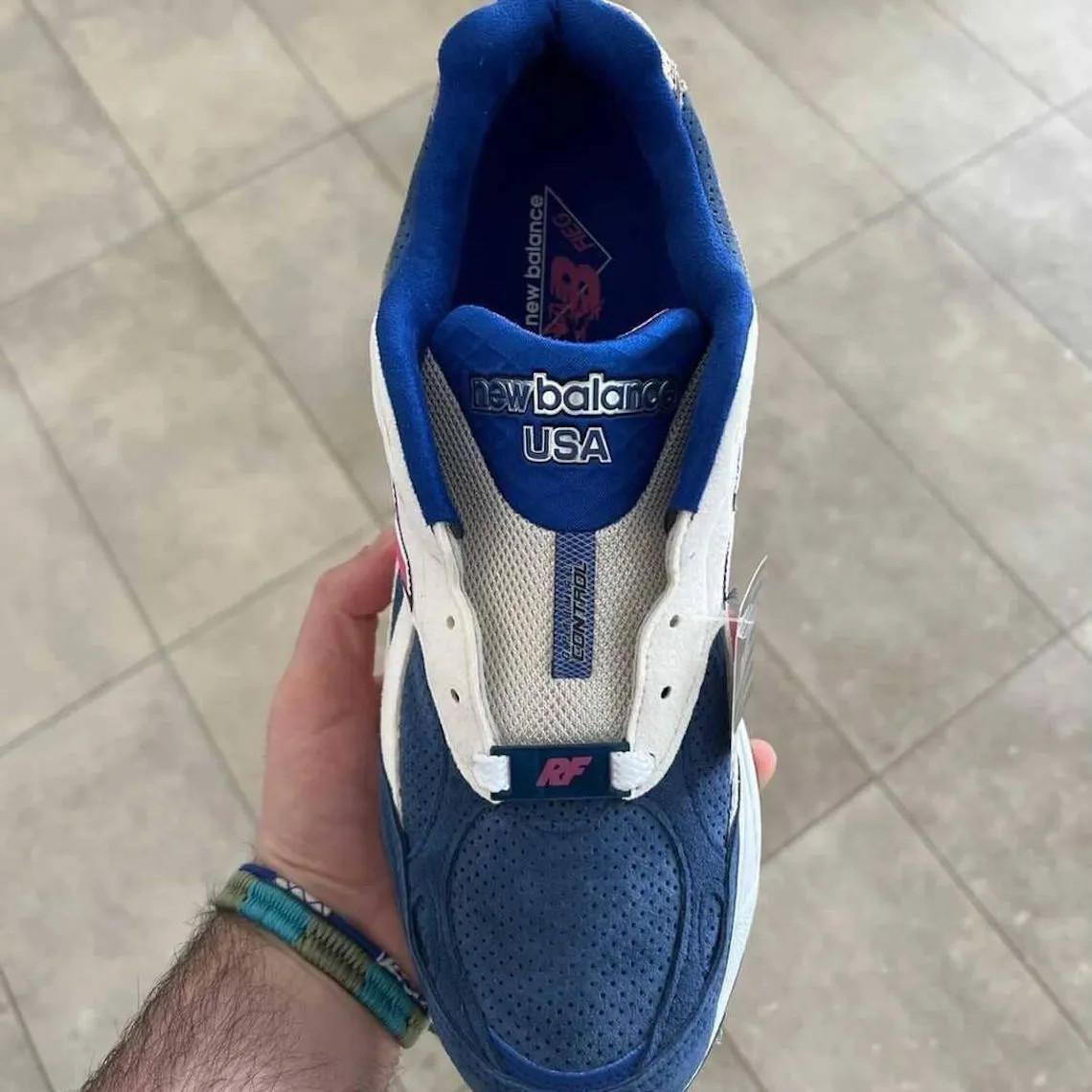 Pour le 10ème anniversaire de Kith, Ronnie Fieg revisite le coloris "Daytona" de 2013 sur la New Balance 990v3. Pour le 10ème anniversaire de Kith, Ronnie Fieg revisite le coloris "Daytona" de 2013 sur la New Balance 990v3.