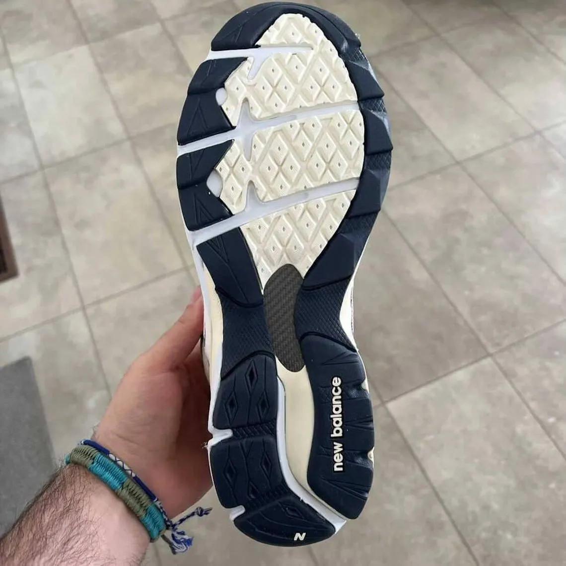 Pour le 10ème anniversaire de Kith, Ronnie Fieg revisite le coloris "Daytona" de 2013 sur la New Balance 990v3. Pour le 10ème anniversaire de Kith, Ronnie Fieg revisite le coloris "Daytona" de 2013 sur la New Balance 990v3.